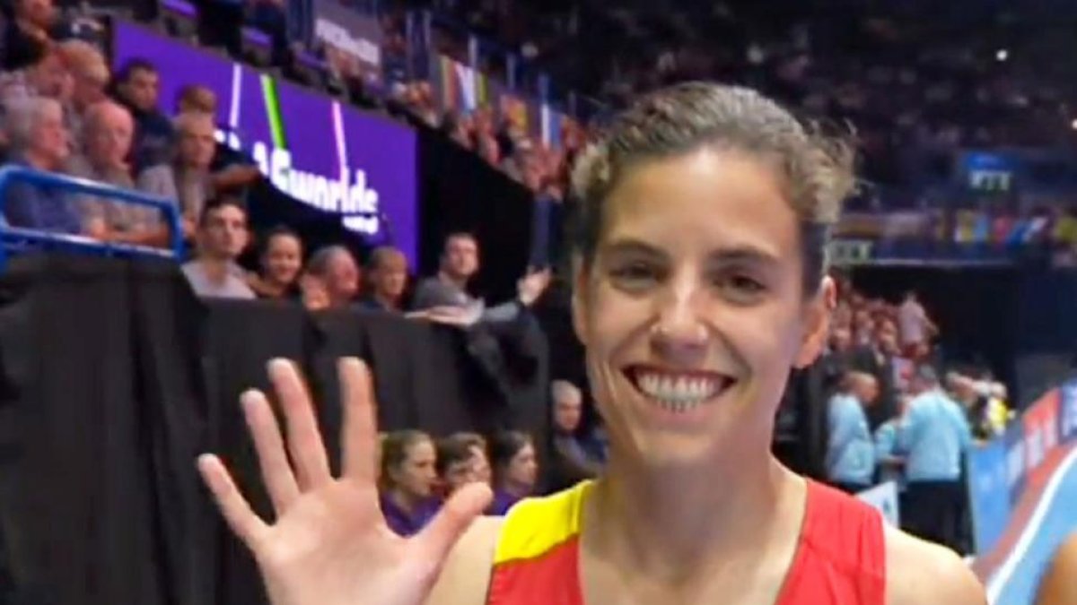 Marta Pérez saluda a las cámaras en los instantes antes de la salida de la serie mundialista.-TELEDEPORTE