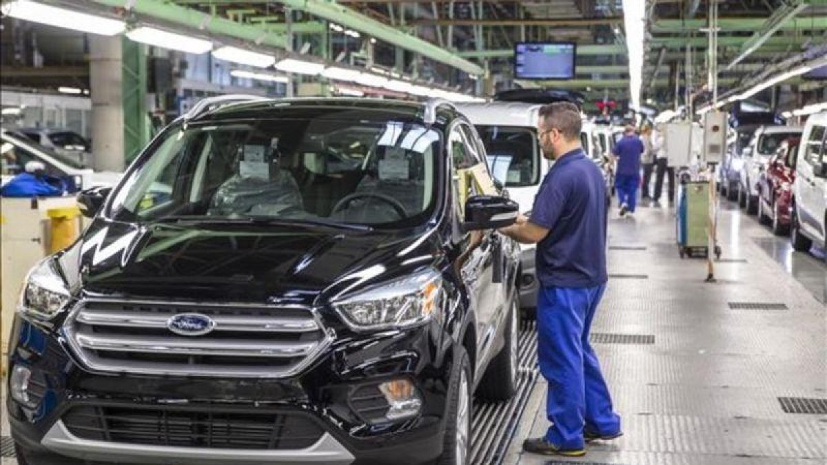 Un operario en la cadena de montaje de la fábrica de Ford Almussafes.-MIGUEL LORENZO