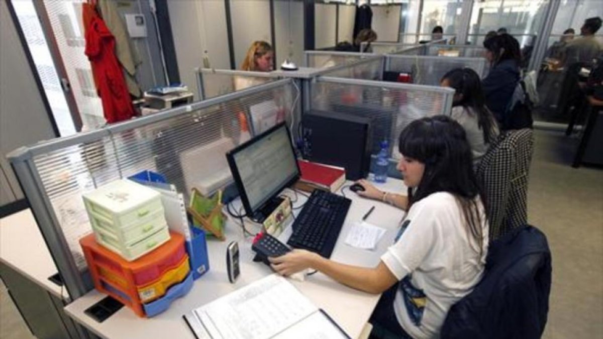 Trabajadora realizando servicios de Teleasistencia-JOSEP GARCIA