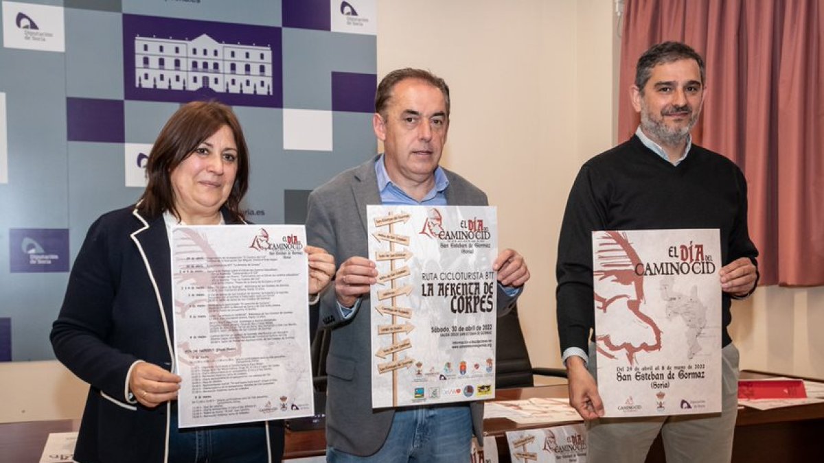 La alcaldesa de San Esteban de Gormaz, el presidente del Consorcio y de la Diputación y el director gerente del Consorcio del Camino del Cid, ayer, durante la rueda de prensa. GONZALO MONTESEGURO