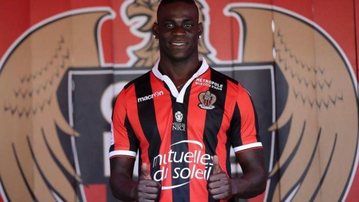 Mario Balotelli, durante la rueda de prensa de su presentación en Niza, este viernes.-AFP / VALERY HACHE