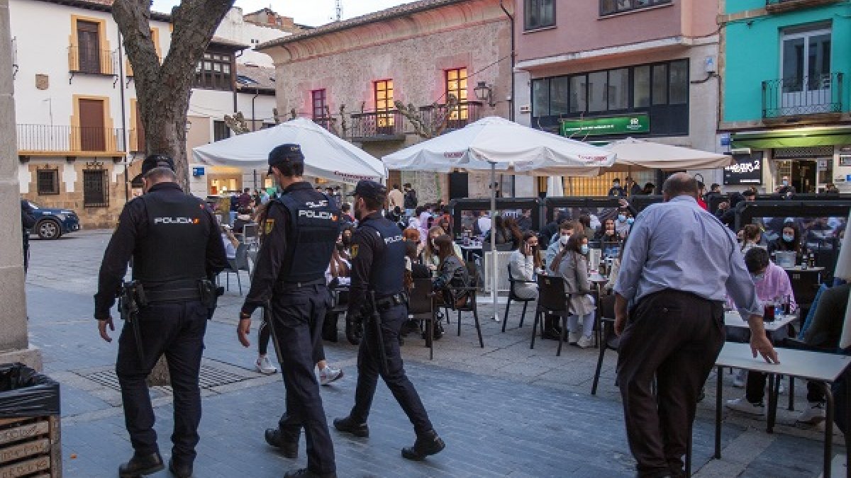 Imagen Policia nacional de vigilancia en El tubo - Mario Tejedor