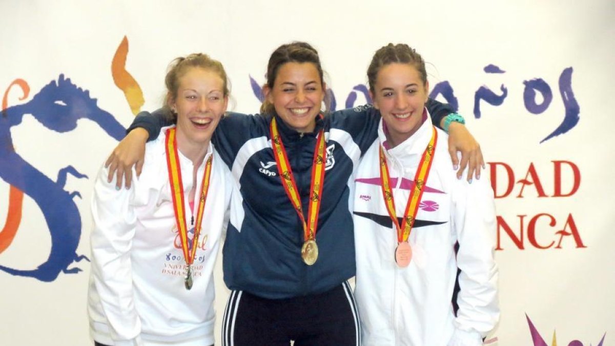 Beatriz Soto, en el centro con la medalla de oro.-HDS