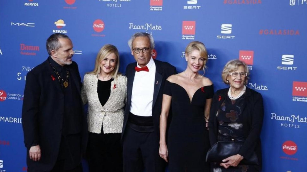 Miguel Bosé, Cristina Cifuentes, el doctor Bonaventura Clotet (fundador y director de la Fundación), Belén Rueda y Manuela Carmena posan en la  Septima Gala del SIDA 2016, que se celebró por primera vez en Madrid, el 21 de noviembre.-AGUSTÍN CATALÁN