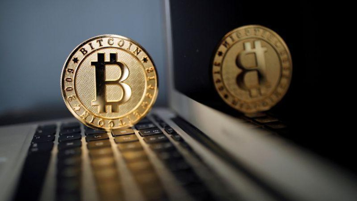 Una ilustración de la moneda virtual bitcoin.-BENOIT TESSIER (REUTERS)