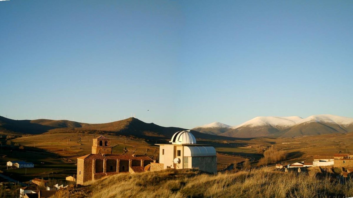 Al fondo, Observatorio de Borobia.-HDS