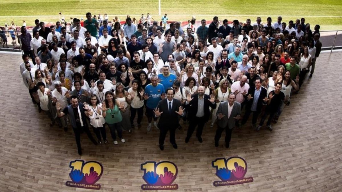 Los empleados se unen a la campaña 'Todos somos Messi'.-Santiago Garces