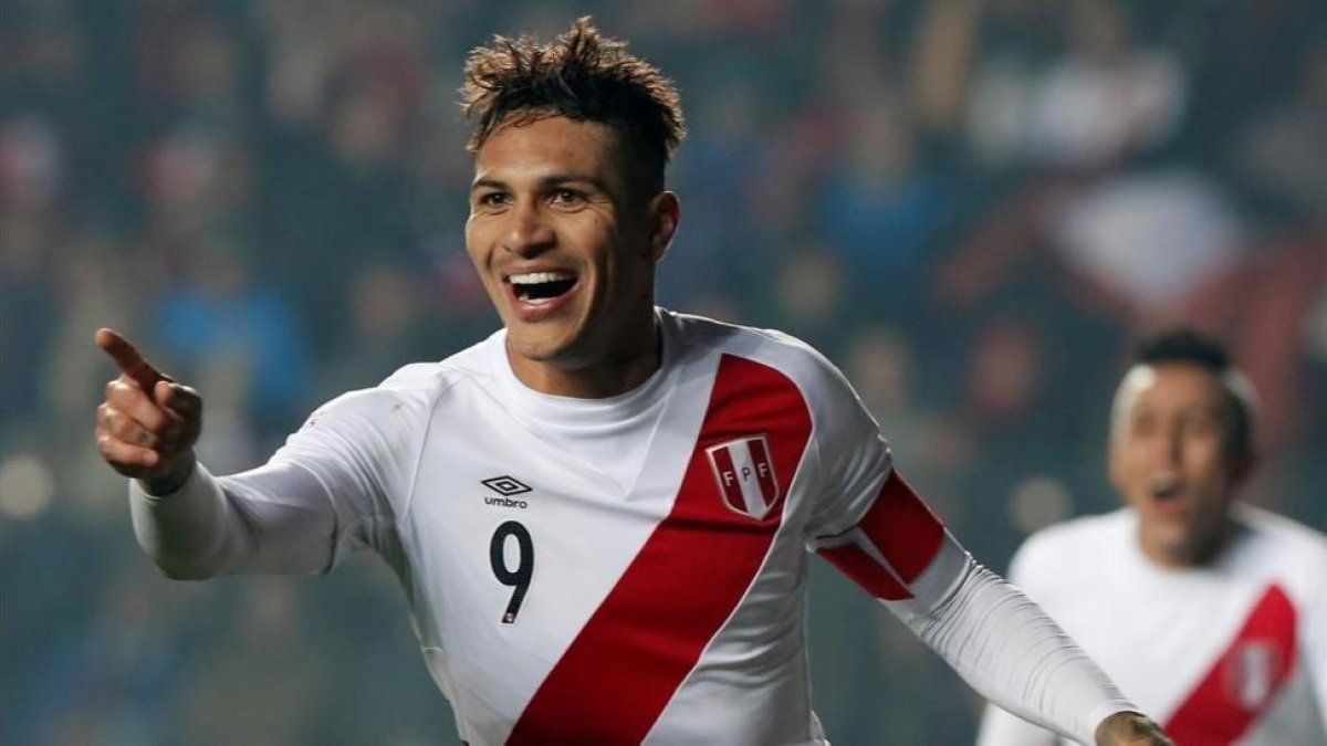 Paolo Guerrero celebra un gol para Perú ante Paraguay.-REUTERS / ANDRES STAPFF