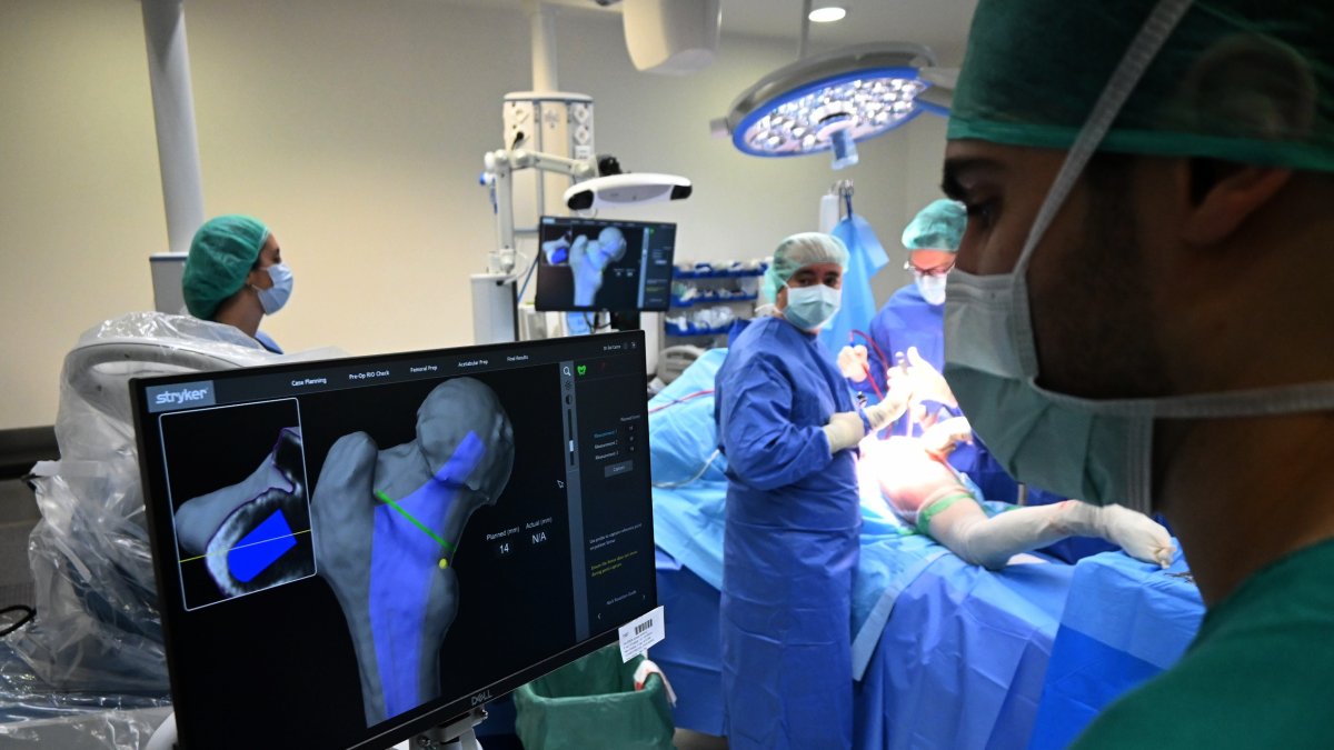 Primera operación quirúrgica con una nueva plataforma robótica en el Hospital Clinico de Valladolid.-ICAL