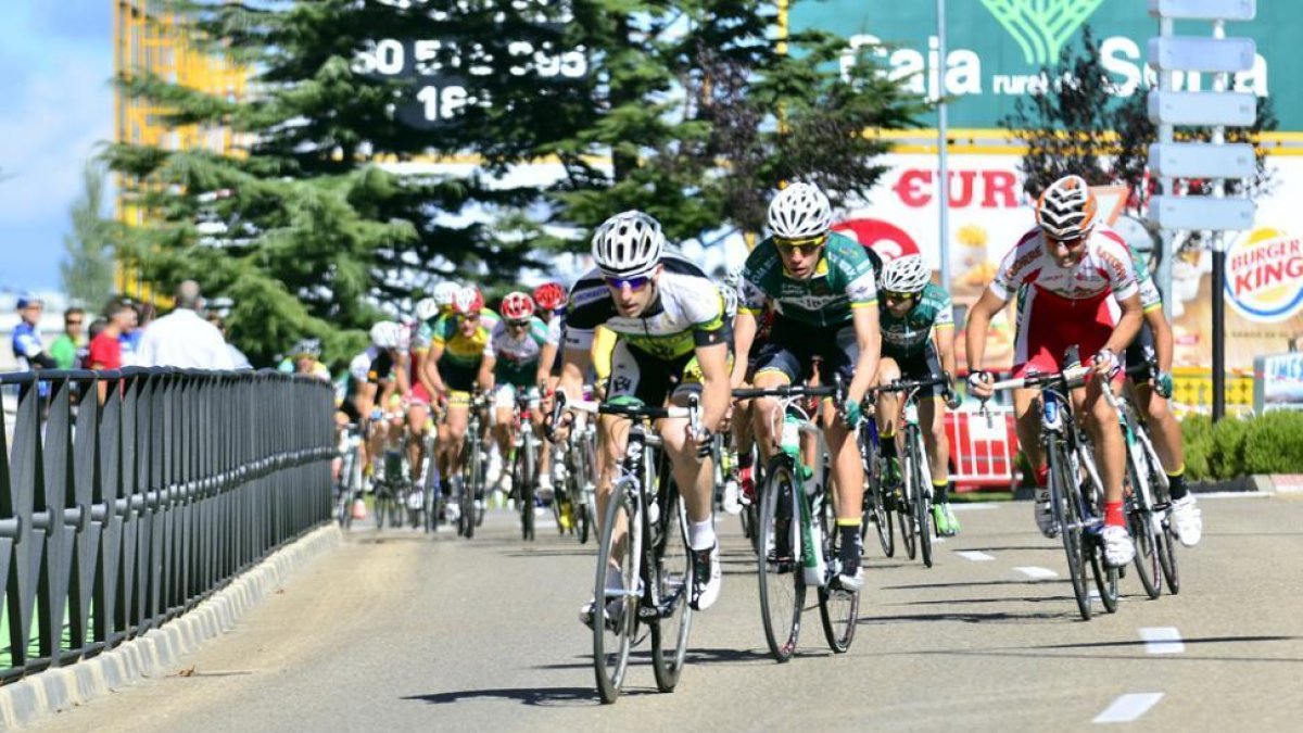 Varios ciclistas durante el Gran Premio San Saturio.-ÁLVARO MARTINEZ