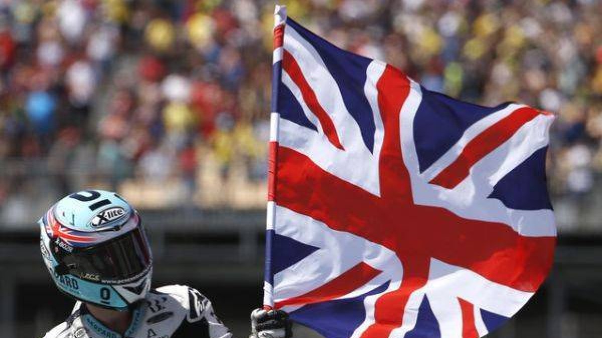 Danny Kent celebra su victoria en Montmeló.-Foto: AP / MANU FERNÁNDEZ