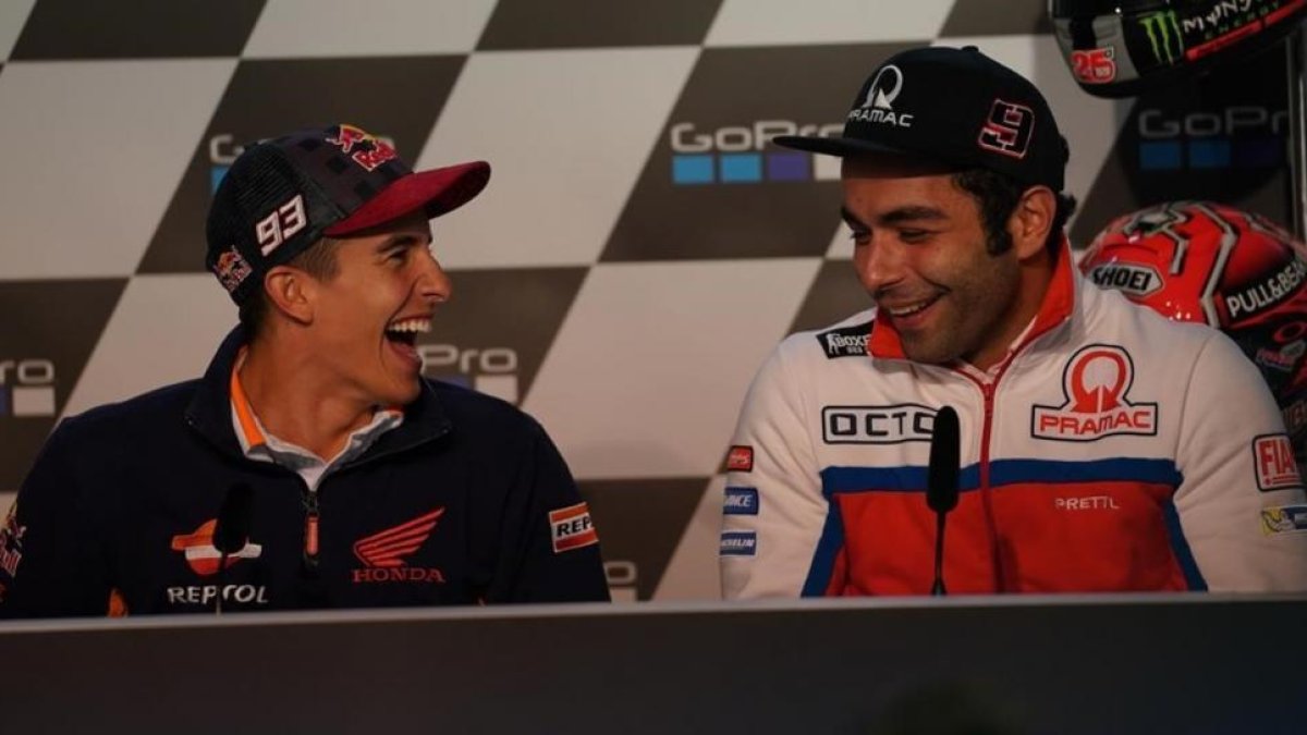 Marc Márquez bromea con el italiano Danilo Petrucci en la conferencia de prensa de hoy en Sachsenring (Alemania).-ALEJANDRO CERESUELA