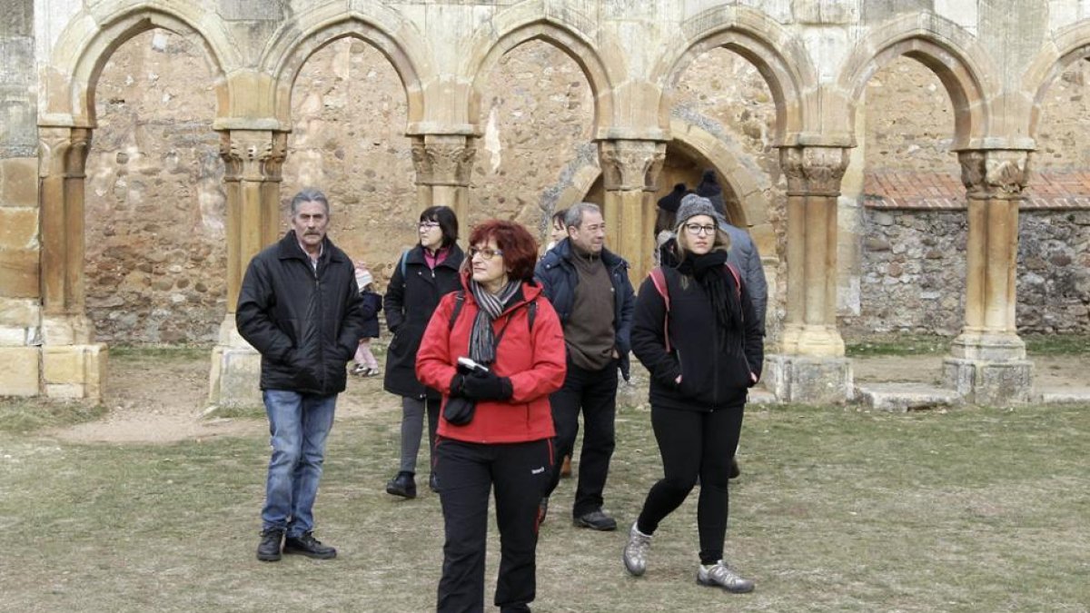 Unos turistas en los Arcos de San Juan de Duero.-Luis Ángel Tejedor