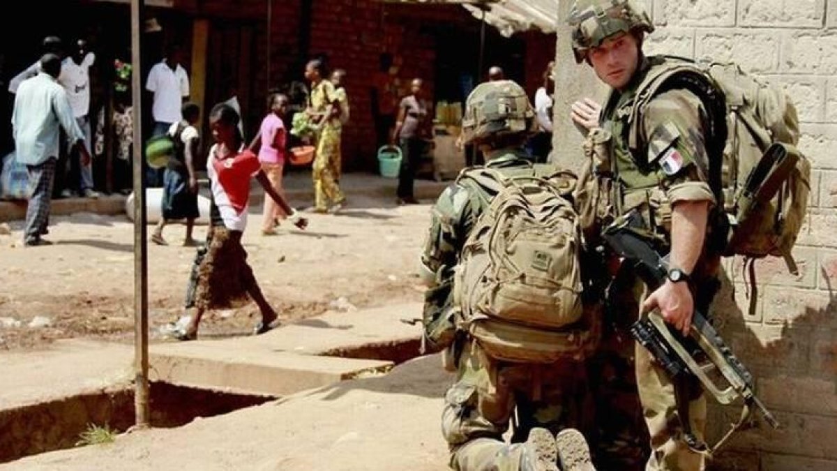 Soldados franceses patrullan en Bangui, este domingo.-REUTERS