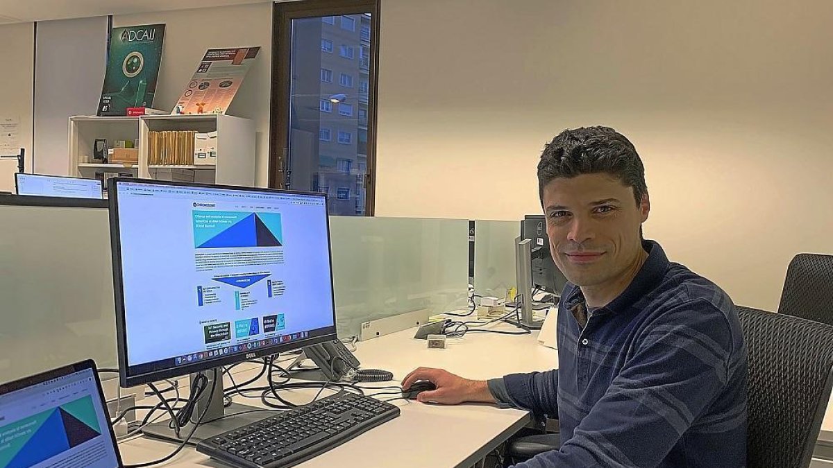 El investigador zamorano Javier Prieto en el departamento de Informática de la Universidad de Salamanca.-- EL MUNDO