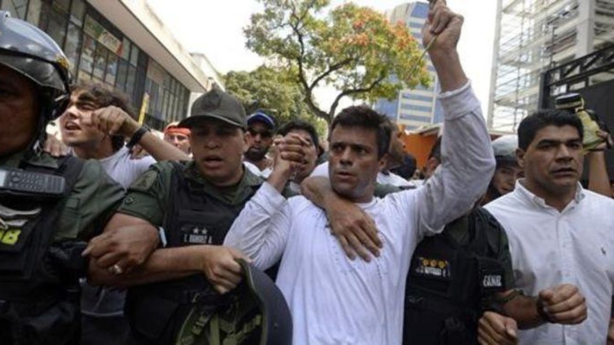 El líder opositor Leopoldo López, en el centro, en una manifestación en Caracas en febrero del 2014.-AFP / JUAN BARRETO