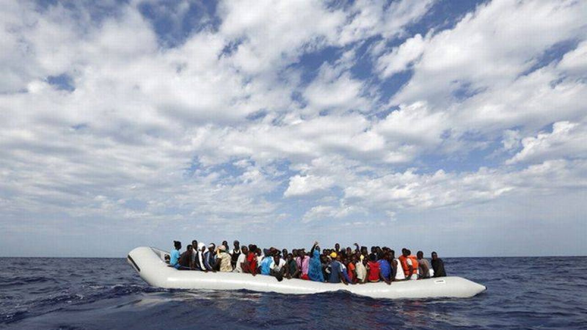 Refugiados a borde de un cayuco frente a la costa de Lampedusa, en Italia.-Foto: DARRIN ZAMMIT LUPI / MOAS.EU / EFE