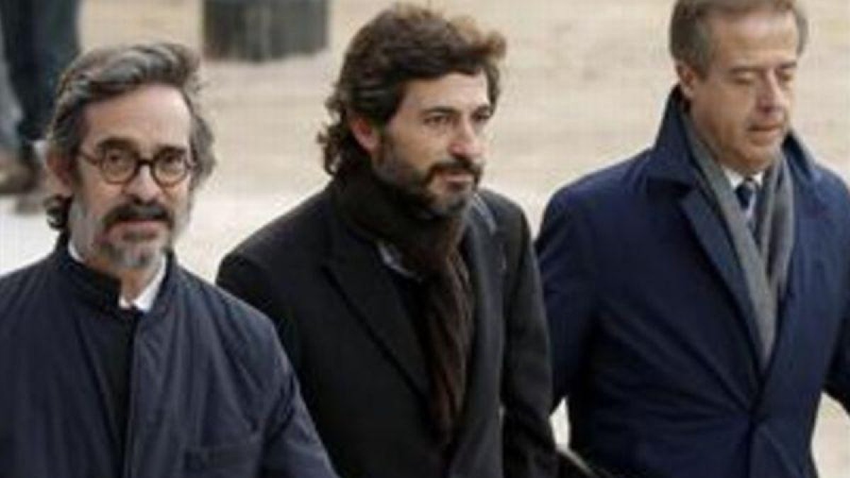 Oleguer Pujol, en el centro de la imagen, a la llegada a la Audiencia Nacional, el pasado 12 de enero.-JOSÉ LUIS ROCA