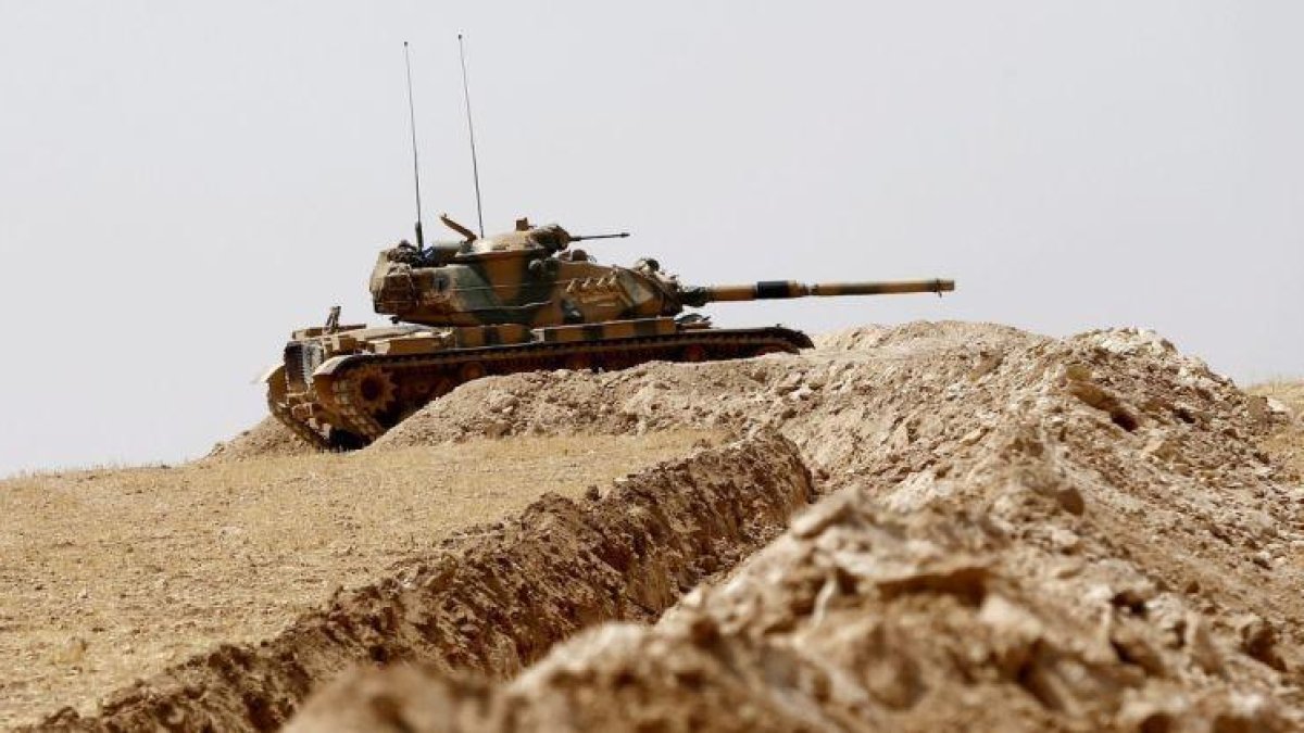 Un tanque turco junto a la frontera con Siria.-SEDAT SUNA / EFE