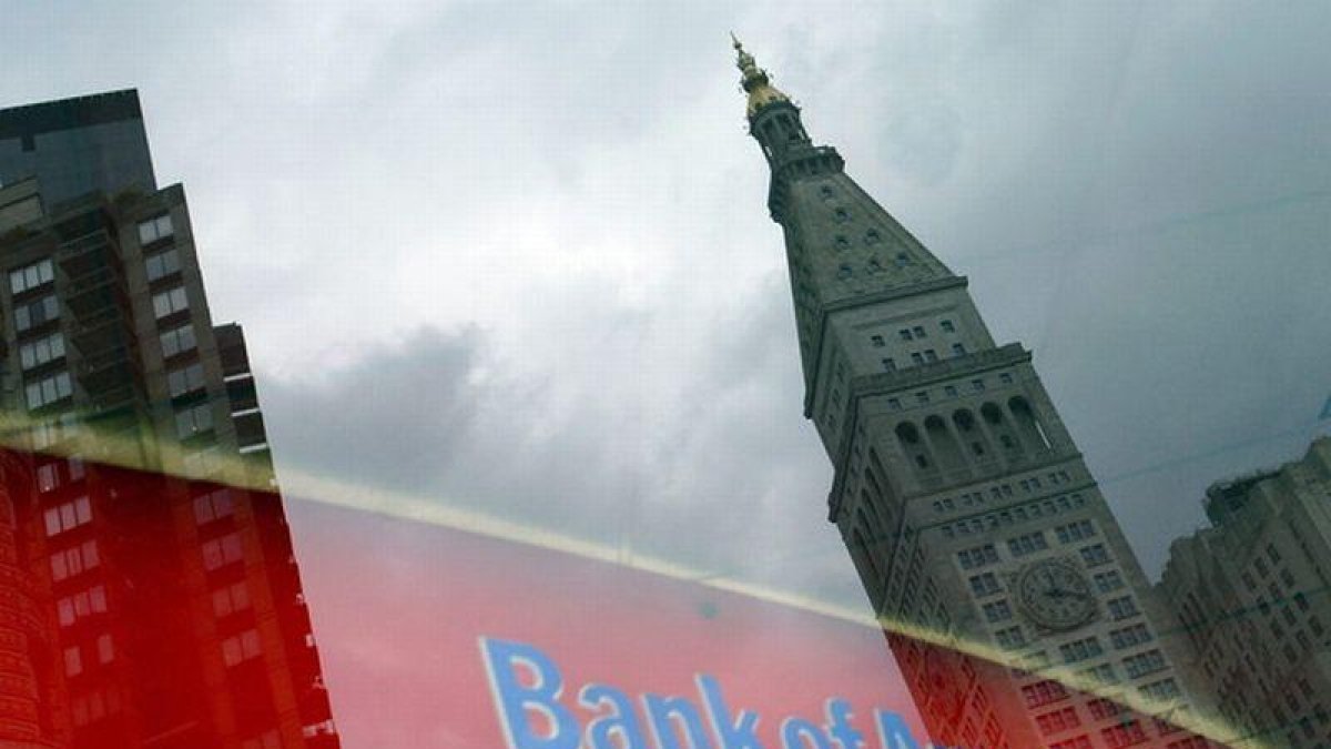 Un edificio se refleja en una ventana de una sucursal de Bank of America en Nueva York.-EFE / ANDREW GOMBERT
