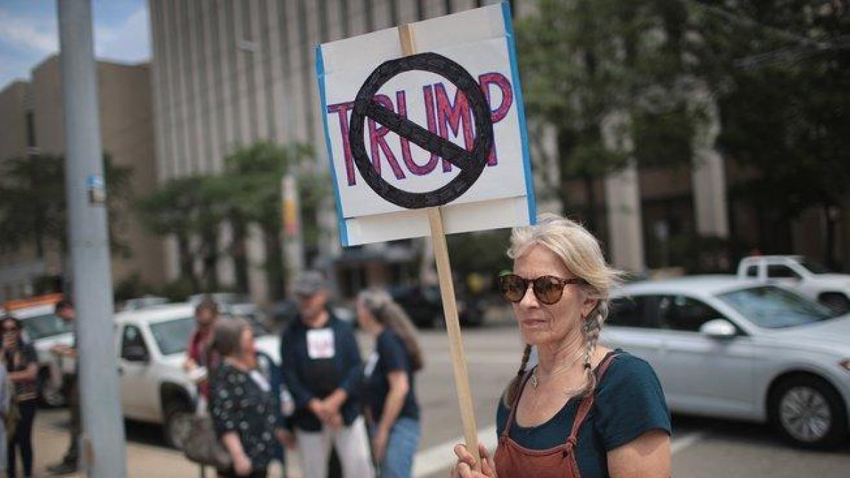 Una ciudadana de Dayton demuestra su rechazo al presidente Donald Trump.-