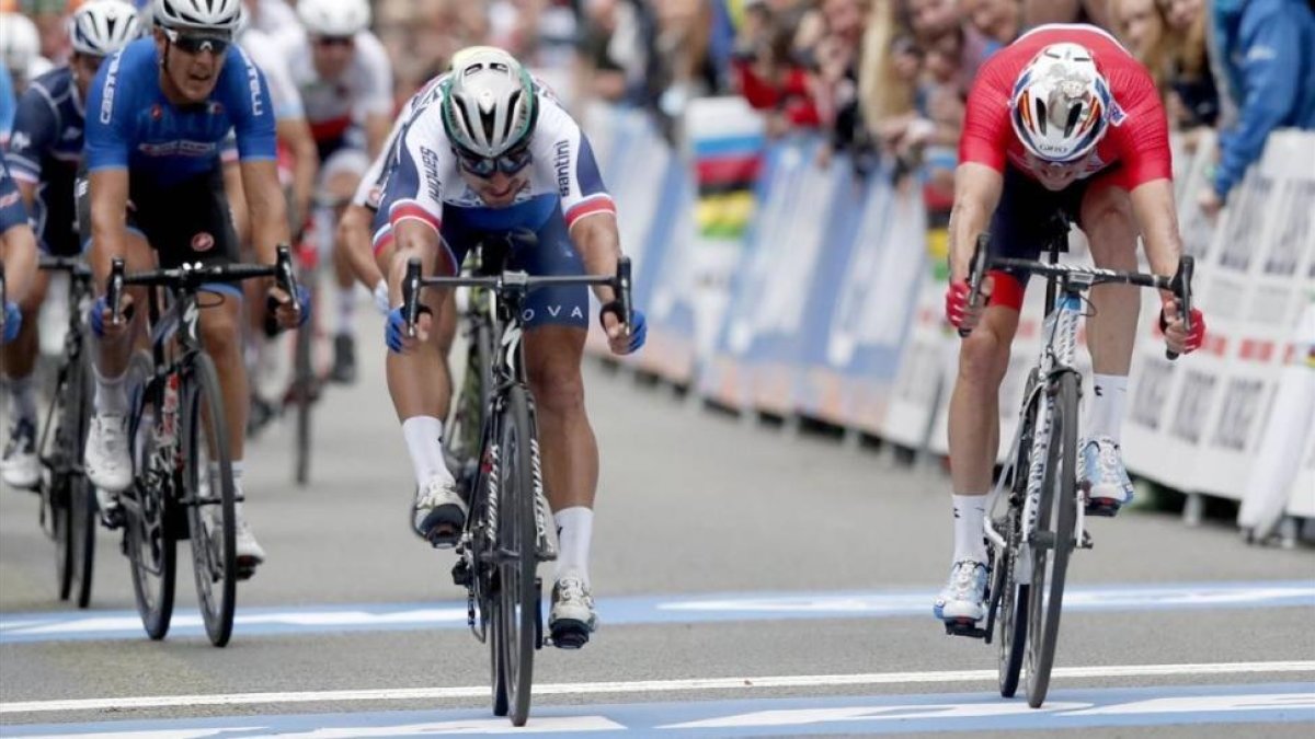 Peter Sagan gana el esprint en el Mundial de Bergen por delante de Alexander Kristoff (derecha).-EFE / CORNELIUS POPPE