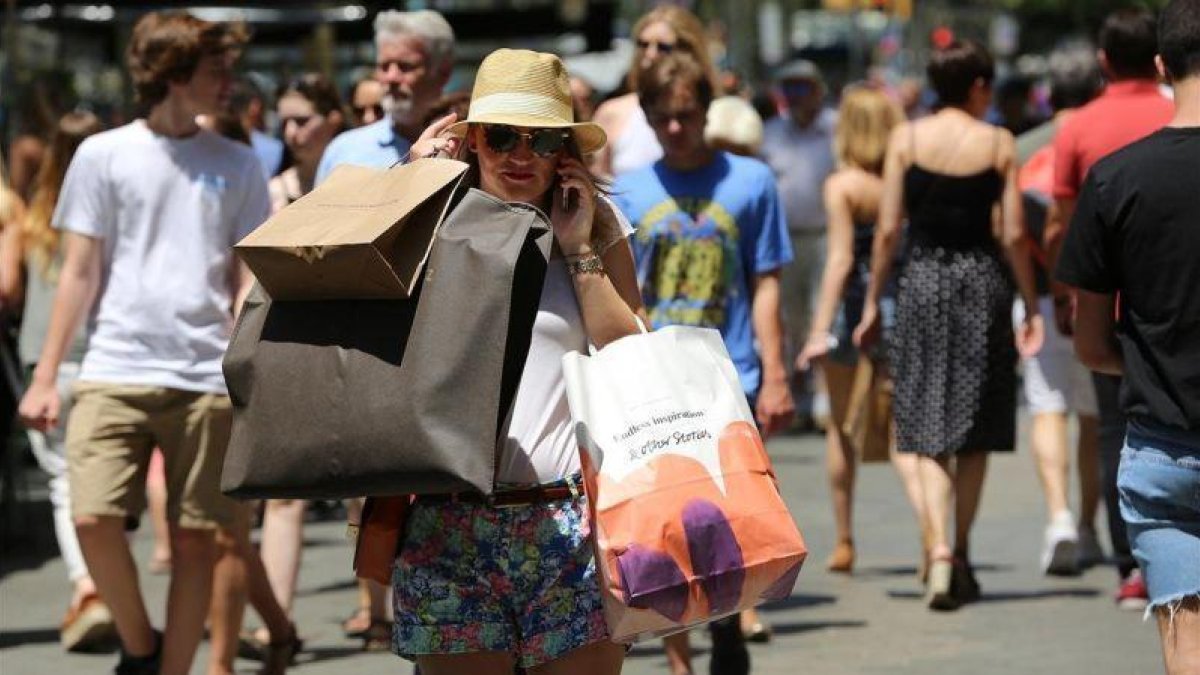 Una compradora en paseo de Gràcia de Barcelona.-RICARD CUGAT