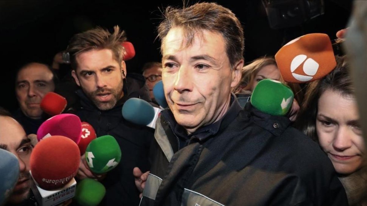 Ignacio González rodeado de medios, tras su salida de prisión.-KIKO HUESCA / EFE