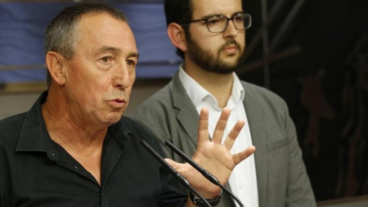 El portavoz parlamentario de Compromís, Joan Baldoví, presenta su propuesta en el Congreso.-Zipi/ EFE