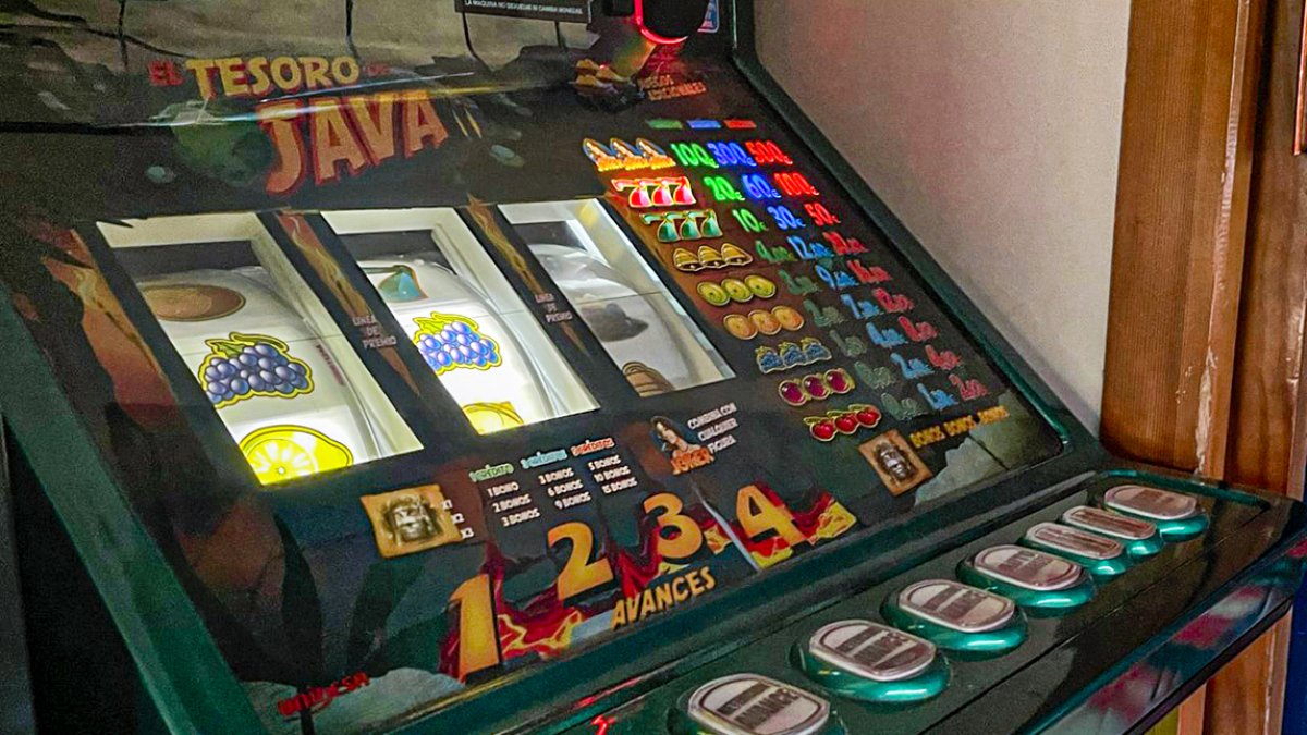 Una máquina tragaperras en un bar de la ciudad. SCARLET ORTIZ