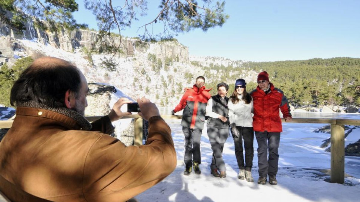 Turistas en la Laguna Negra invernal en una imagen de archivo.-HDS