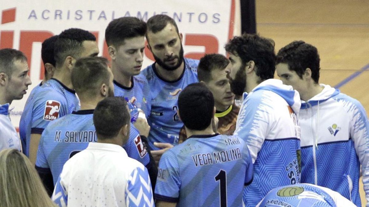 Manuel Sevillano da indicaciones a sus jugadores durante un partido de la presente temporada.-LUIS ÁNGEL TEJEDOR