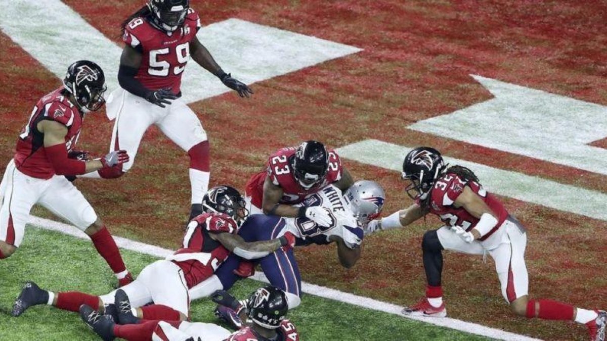 James White consigue el touchdown definitivo.-EFE / ANDREW GOMBERT