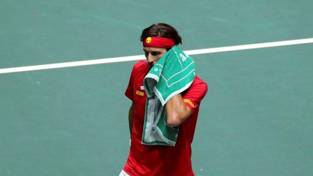 Feliciano López se lamenta durante el partido ante Gran Bretaña en la Copa Davis.-EFE