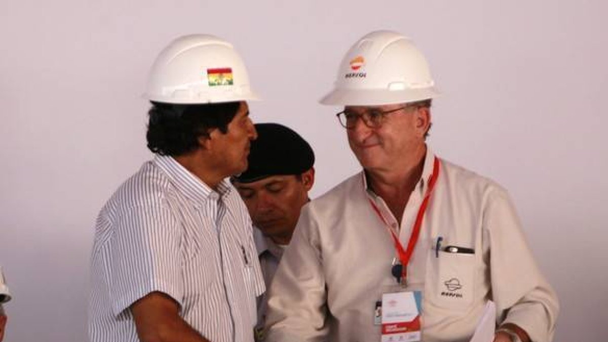 El presidente de Bolivia, Evo Morales, estrecha la mano la presidente de Repsol, Antoni Brufau, el viernes en Campo Margarita.-Foto: EFE / MARTIN ALIPAZ