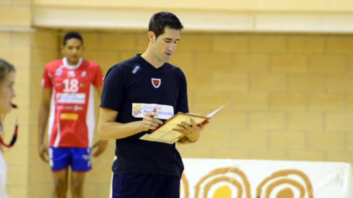 El técnico del equipo soriano, José Luis Moltó. / ÁLVARO MARTÍNEZ-