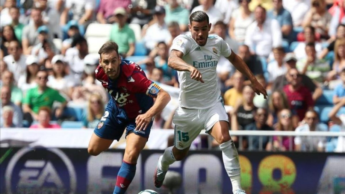 Theo e Iván López disputan un balón en el encuentro entre el Madrid y el Levante.-REUTERS