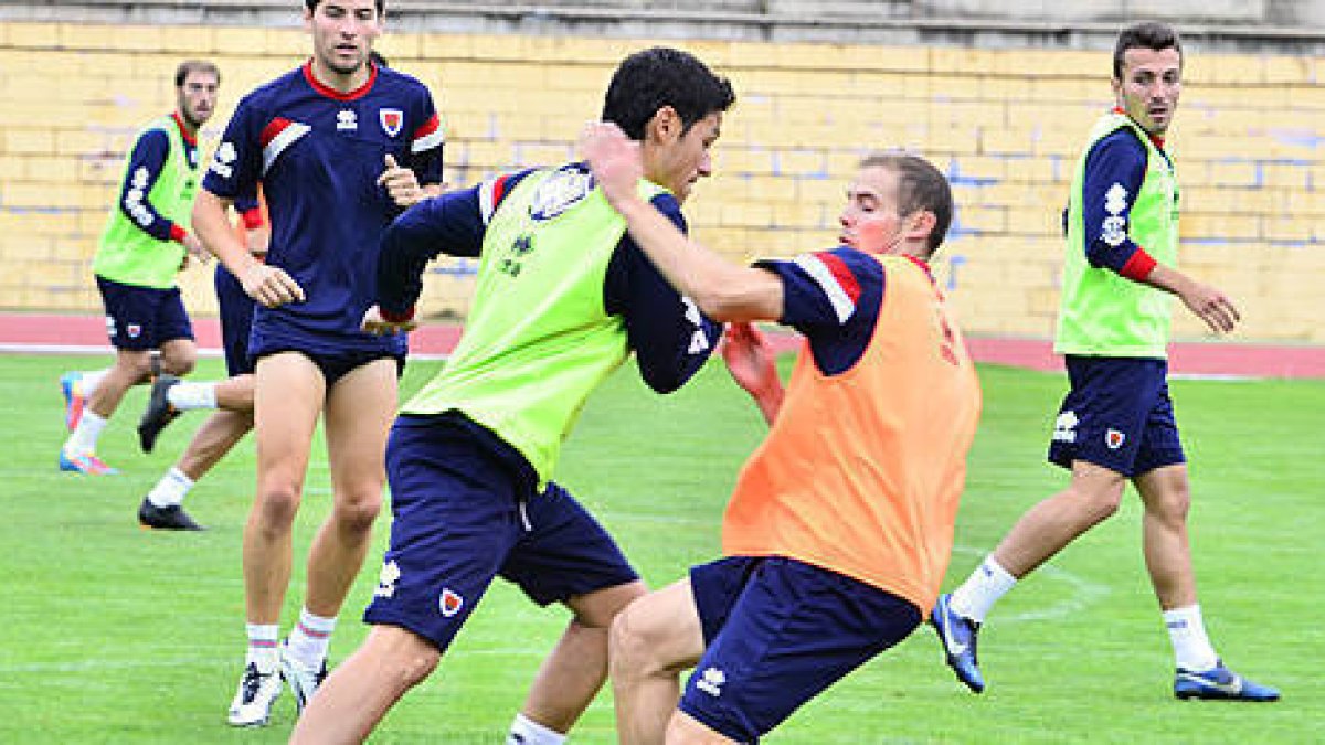 Del Pino en un entrenamiento con el Numancia. / Álvaro Martínez-