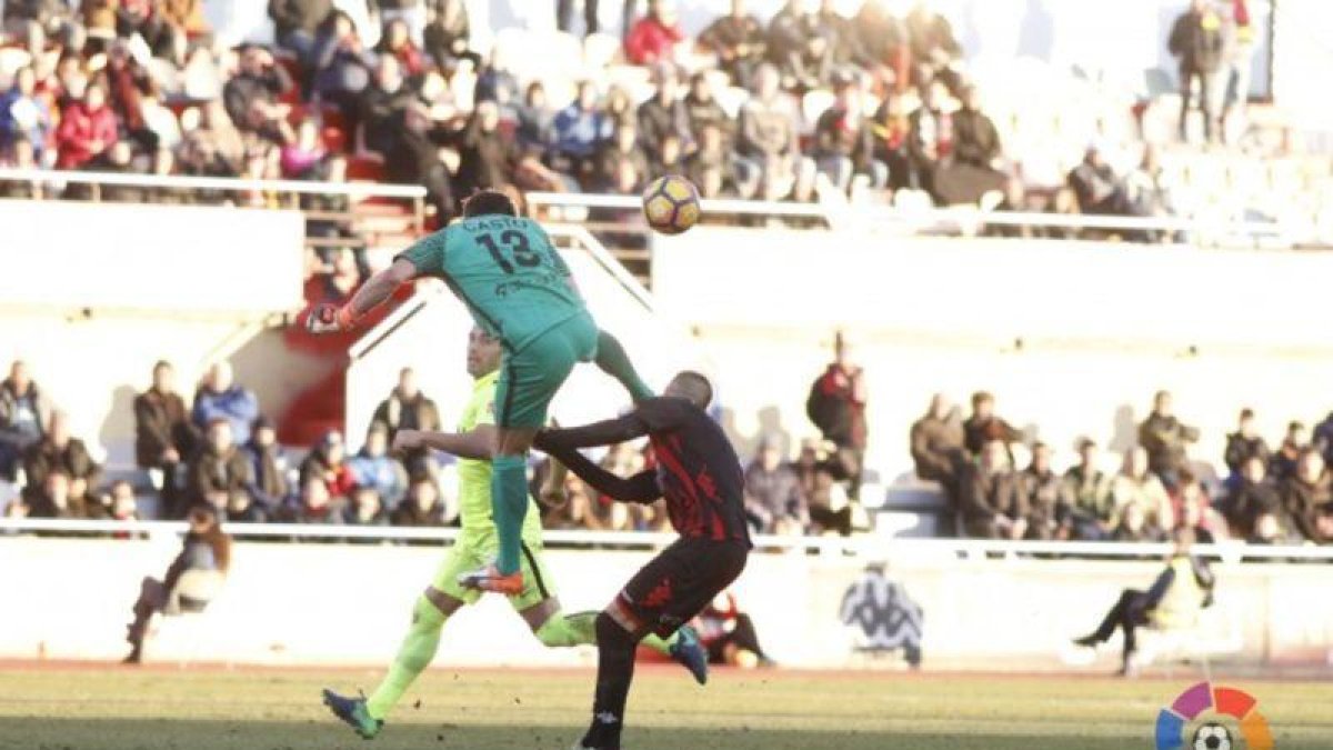 Imagen de la brutal entrada a Querol.-Liga 123