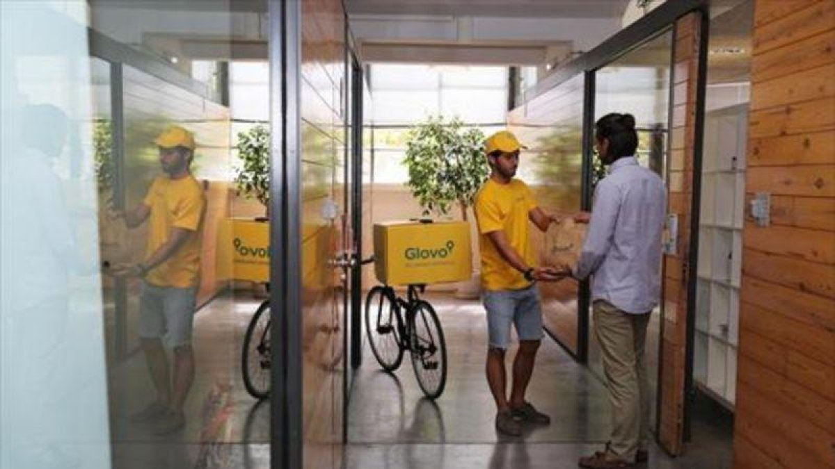 Un 'glover' hace entrega de un pedido en Barcelona.-RICARD CUGAT