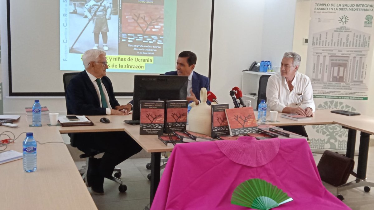 Juan Manuel Ruiz Liso, Carlos Martínez y José Luis Palomar, en la presentación. VRA