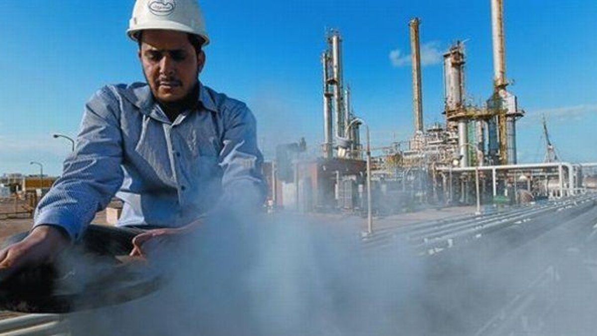 Un empleado trabaja en la refinería de crudo.-AP / HUSSEIN MALLA