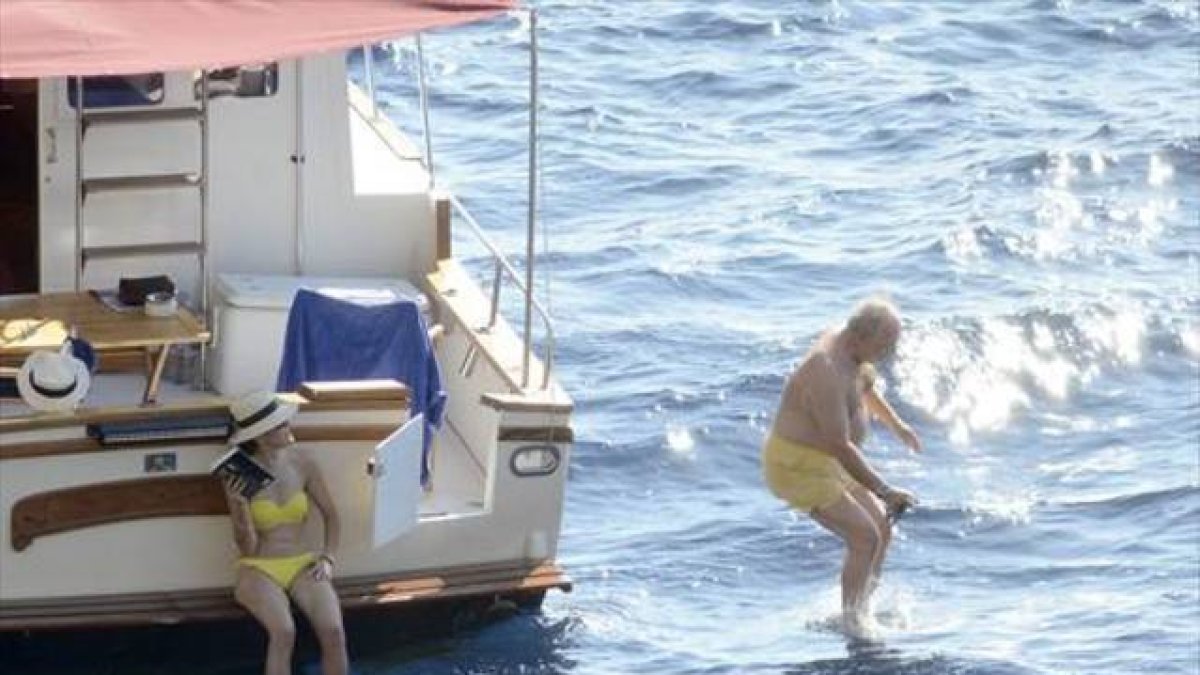 Rodrigo Rato, dándose un chapuzón en aguas mallorquinas, ante la atenta mirada de su novia, Alicia González.-GTRES