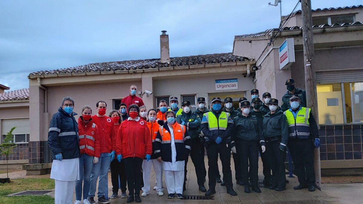 Miembros de la caravana sanitaria, en la jornada del domingo en Almazán.-HDS
