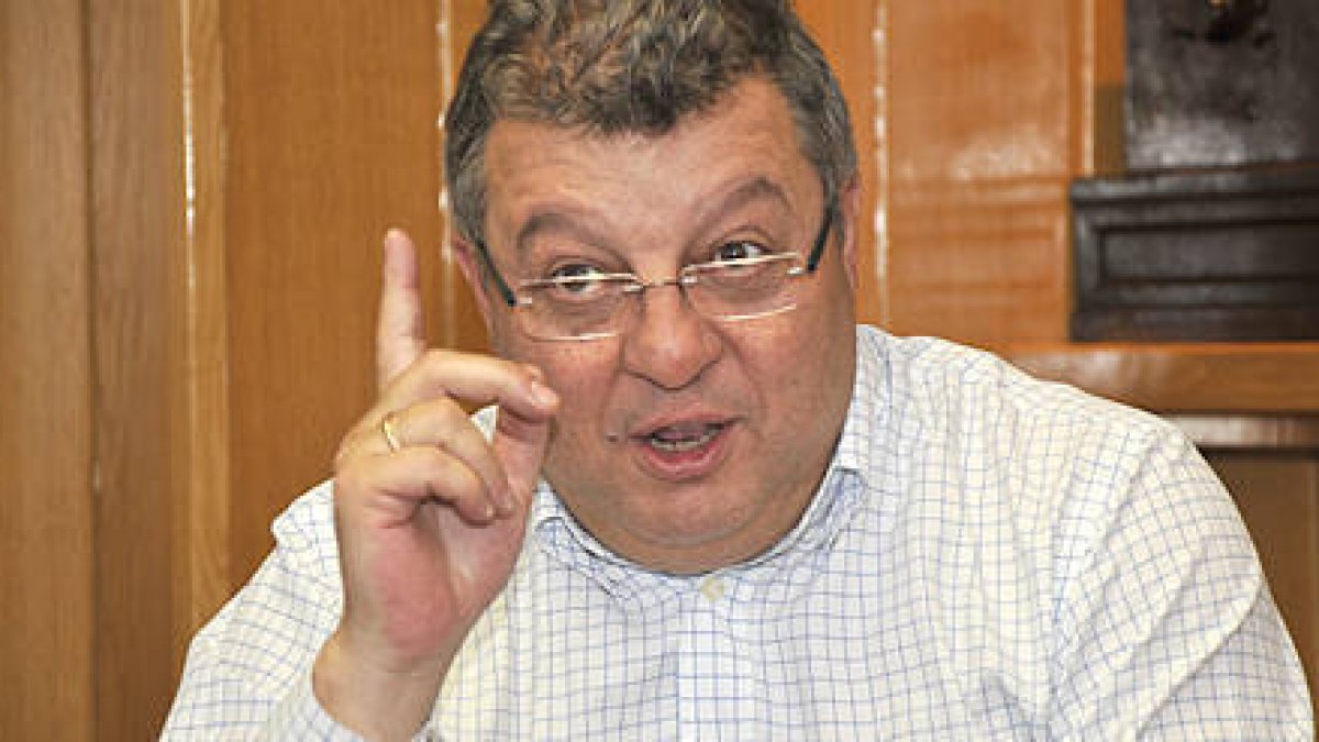 Víctor Martín acompañó a los estafados a comisaría e interpuso una denuncia en nombre del Numancia. / VALENTÍN GUISANDE-