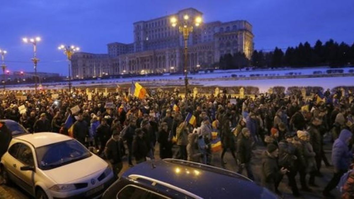 Miles de personas han salido a las calles para protestar contra el decreto que despenaliza la corrupción.-EFE / ROBERT GHEMENT