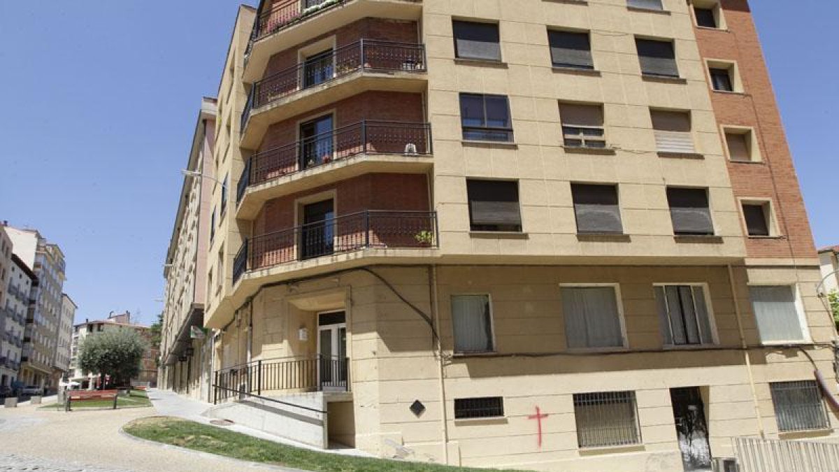 Local en el que apareció la cruz pintada.-LUIS ÁNGEL TEJEDOR