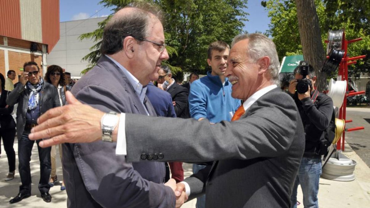 De Miguel golpea amistosamente a Herrera en el reencuentro.-VALENTÍN GUISANDE