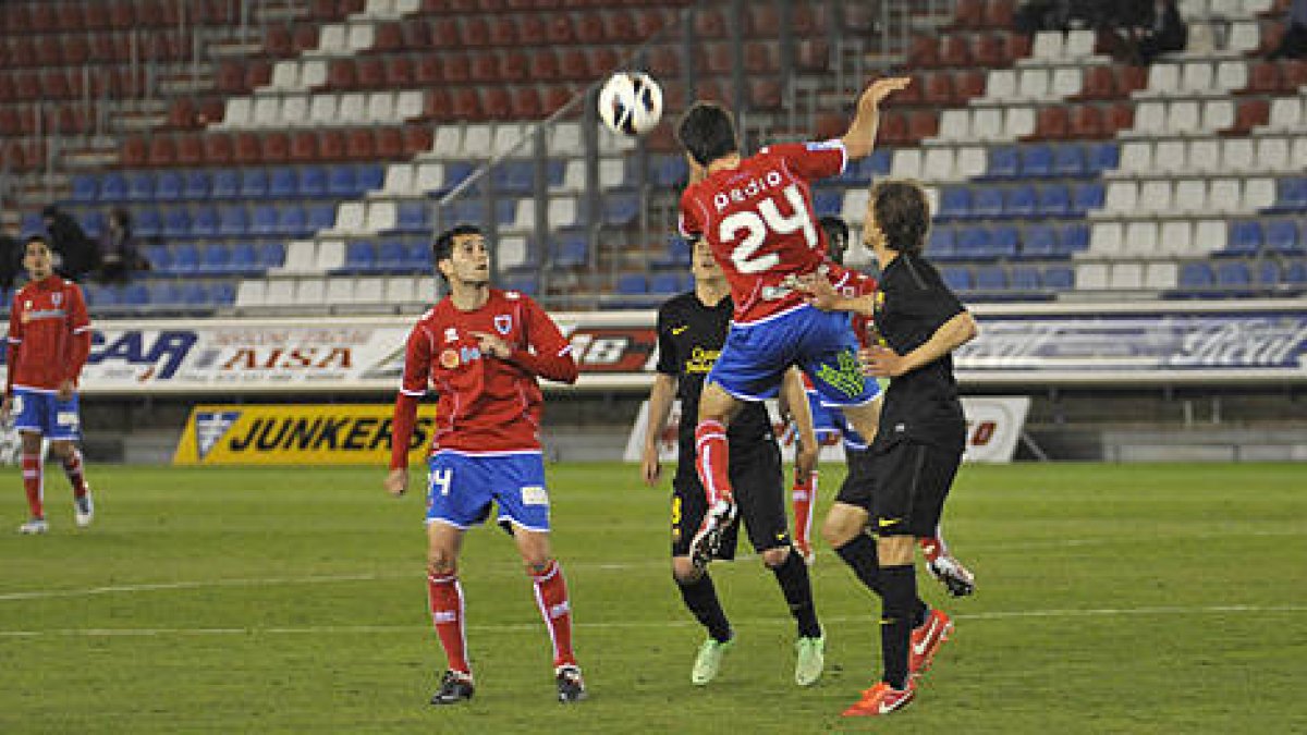 Tras perder ante el Barça B, el Numancia se ha colocado a diez puntos de la promoción. / DIEGO MAYOR-