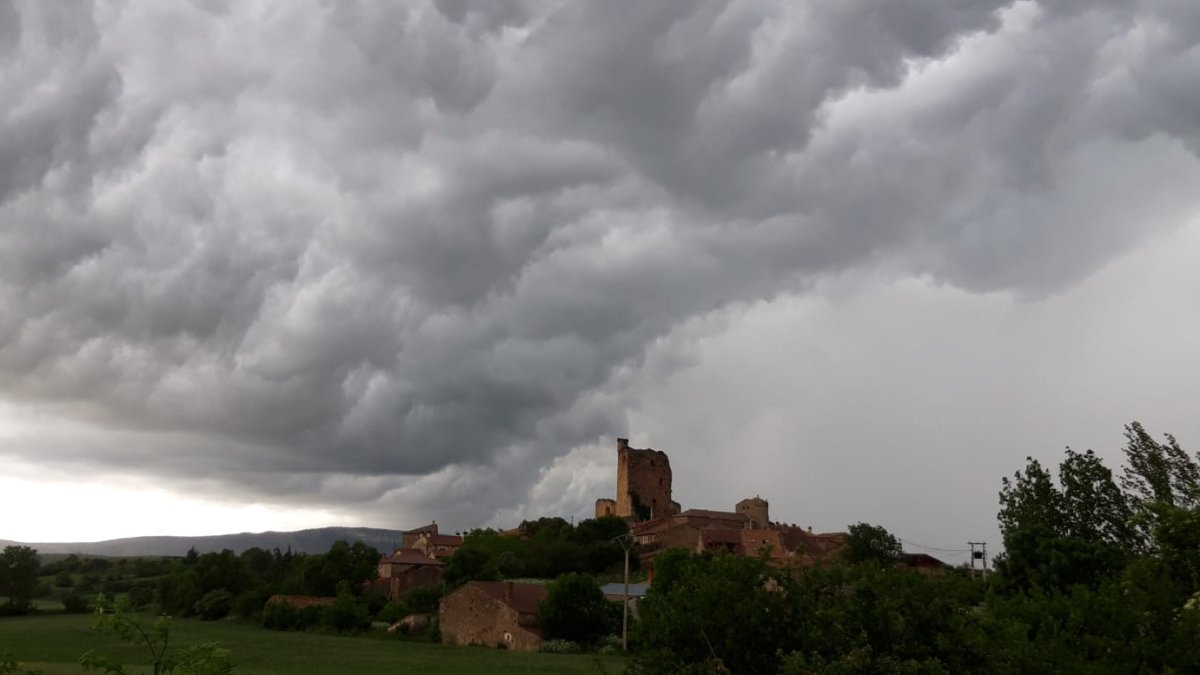La tormenta de la tarde del martes se sitúa sobre Hiinojosa de la Sierra. ALEJANDRO MARTÍN